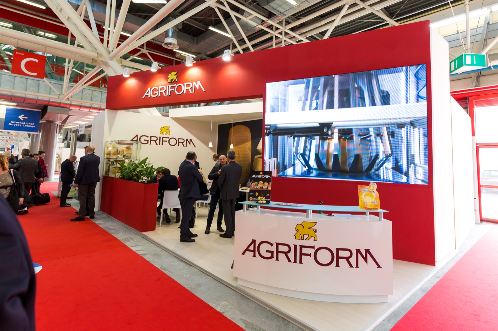 Pantalla LED de 2,5 x 1,5 metros en un stand de feria