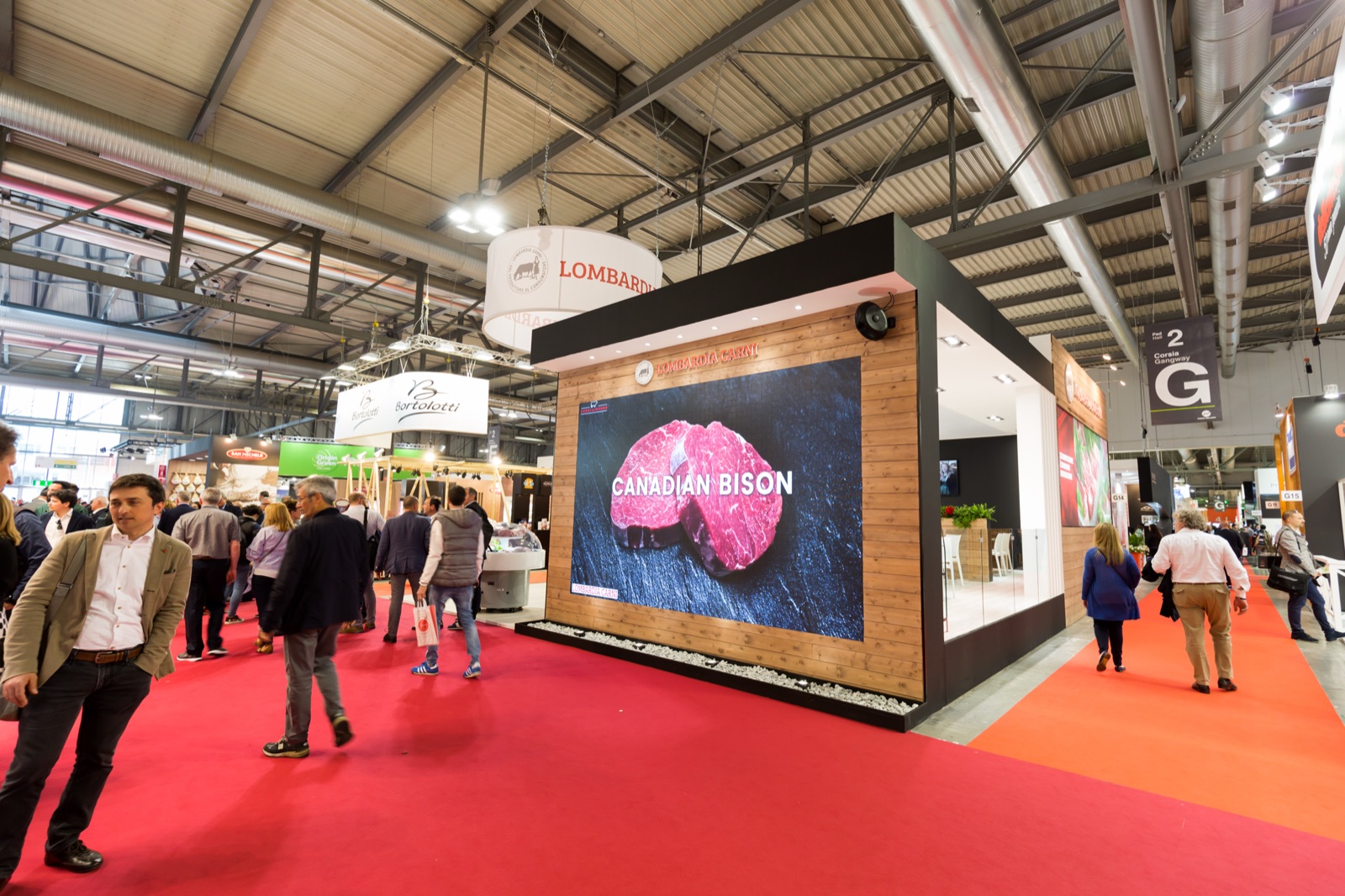 Pantalla LED de 3,5 x 2 metros vista desde el pasillo de la feria